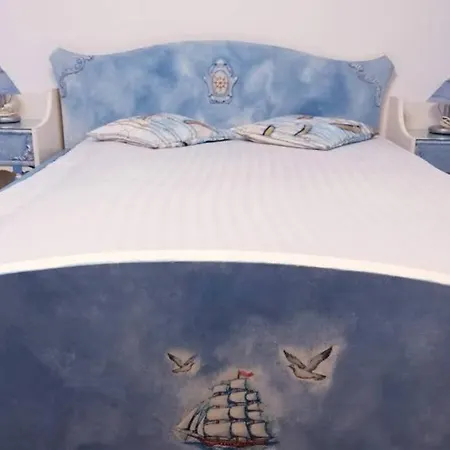 Yacht Front - No 4 *