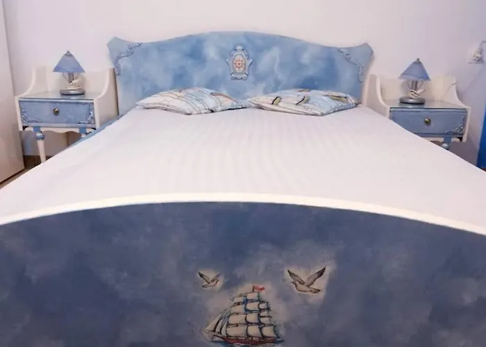 Yacht Front - No 4 *